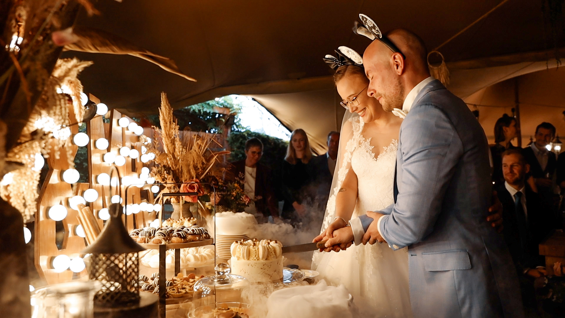Trouwfilm laten maken | bruidspaar snijd de taart aan